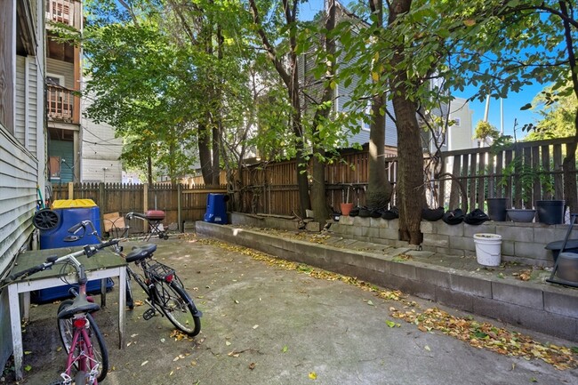 Building Photo - 281 River St