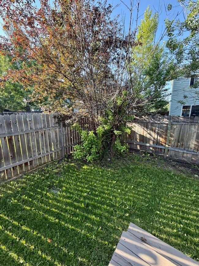 Building Photo - 2 Bed, 2 Bath Duplex with fenced yard in B...