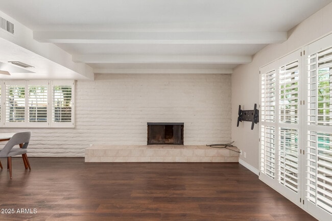 Building Photo - 481 W Half Moon Way