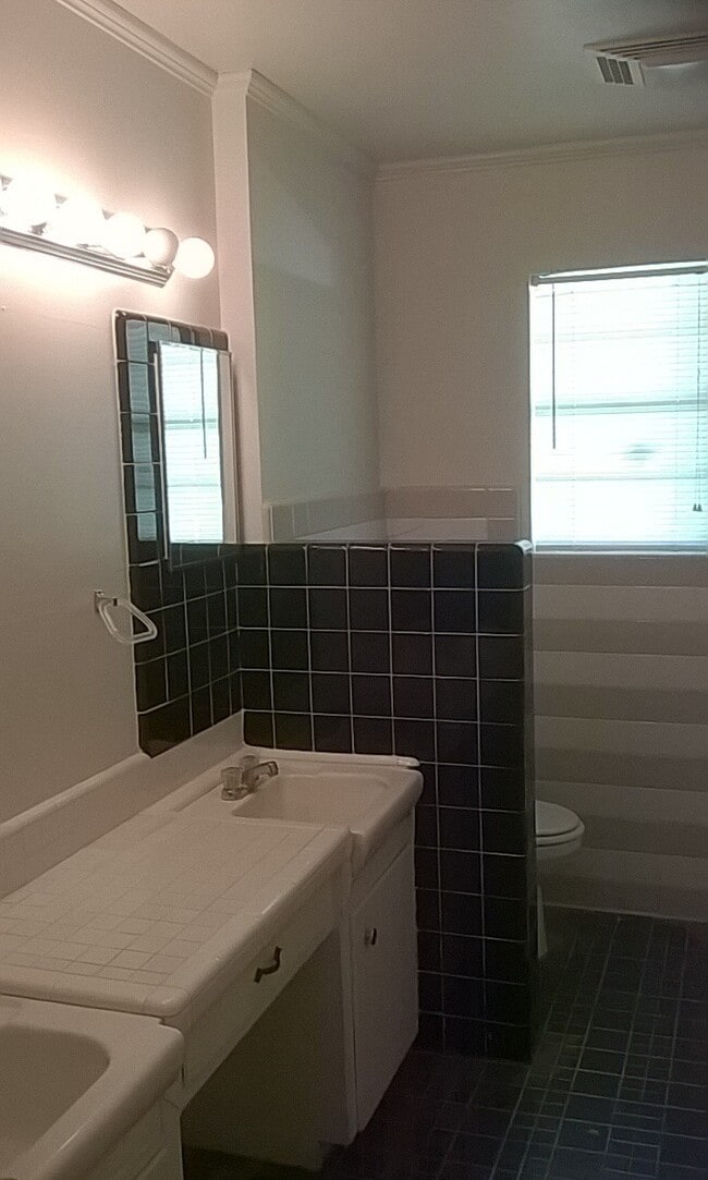 Building Photo - 3914 Lillian St