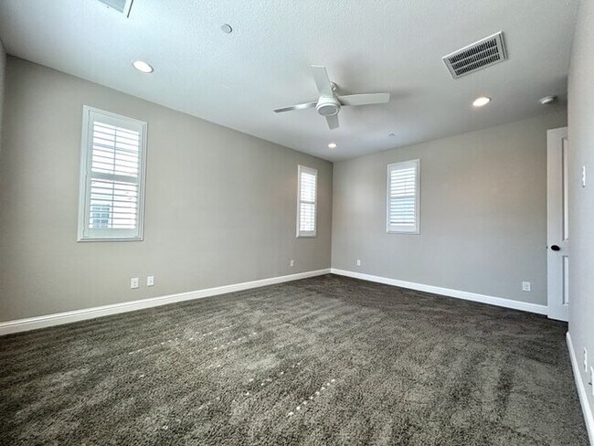 Building Photo - Beautiful Modern 3 Bedroom With Solar! - Apply Today!