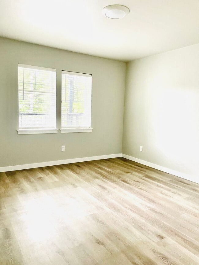 Building Photo - Newer Two Bedroom Apartment!