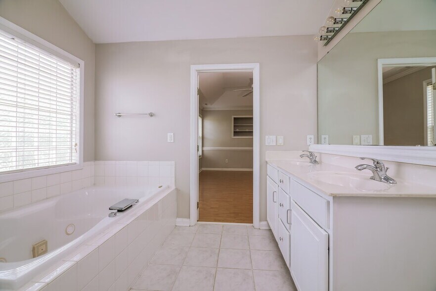 Building Photo - 512 Waterford Dr