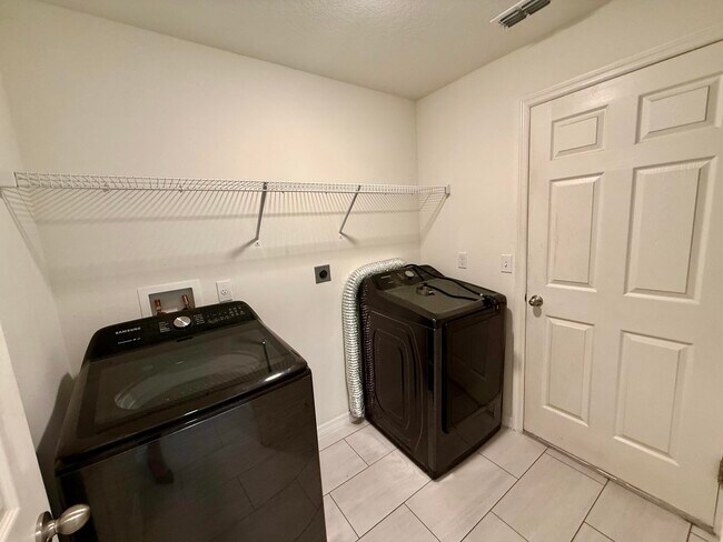 Building Photo - 949 SW Fisherman Ave