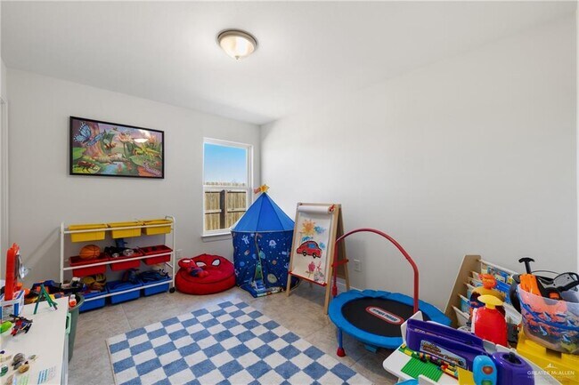 Building Photo - 18-25th 1/2 S 25 1/2