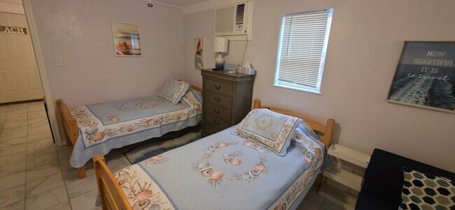 Building Photo - 1915 Avenue O 1/2