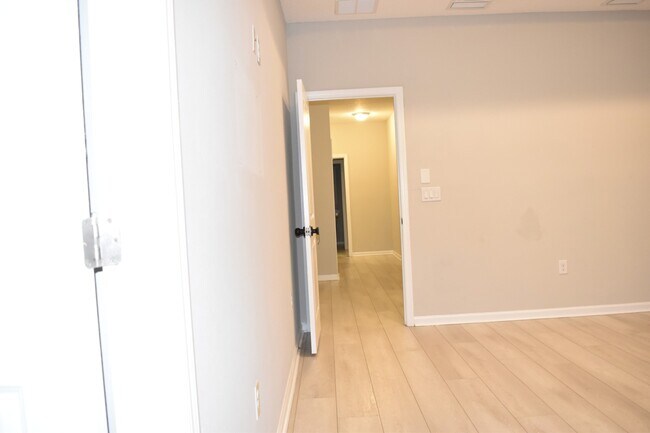 Building Photo - 572 Windermere Way