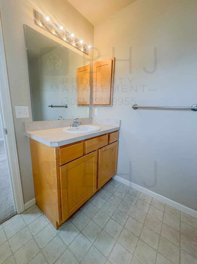 Building Photo - 2 Bed/ 2 Bath twin home in HOA community