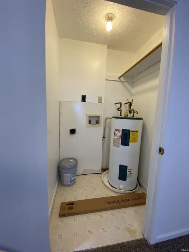 Building Photo - Duplex/ 2 -2 bedroom 1 bath with detached garage