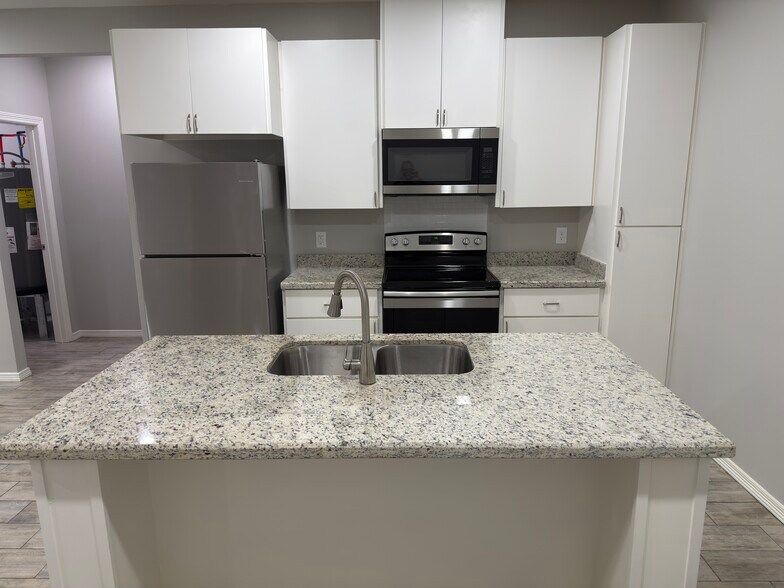 Building Photo - 1404 W Heritage Dr