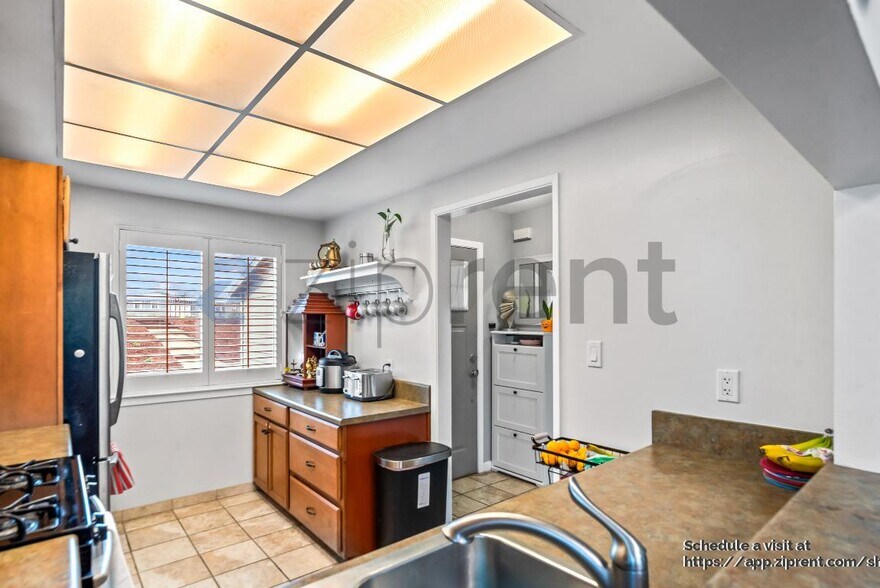 Building Photo - 25071 Oakridge Ct