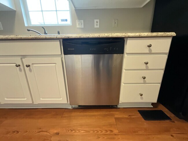 Building Photo - Now Available! Cute 4 Bed, 2 Bath Bungalow in Glenwood! Great Central GSO location