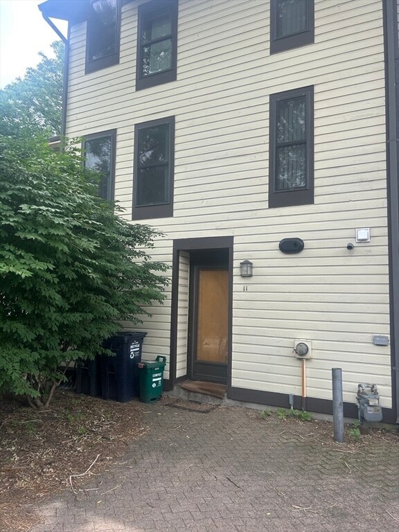 Building Photo - 11 Lilac Ct