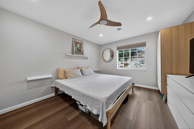 Building Photo - 700 SE 2nd Ave