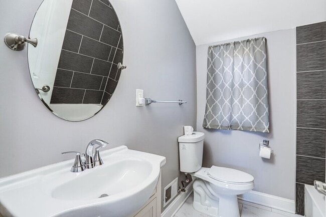 Building Photo - 812 Burns St SE