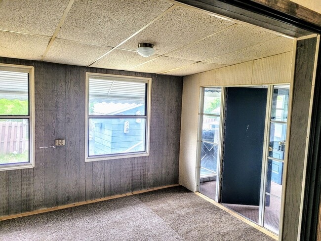 Building Photo - Manufactured home close to FLW