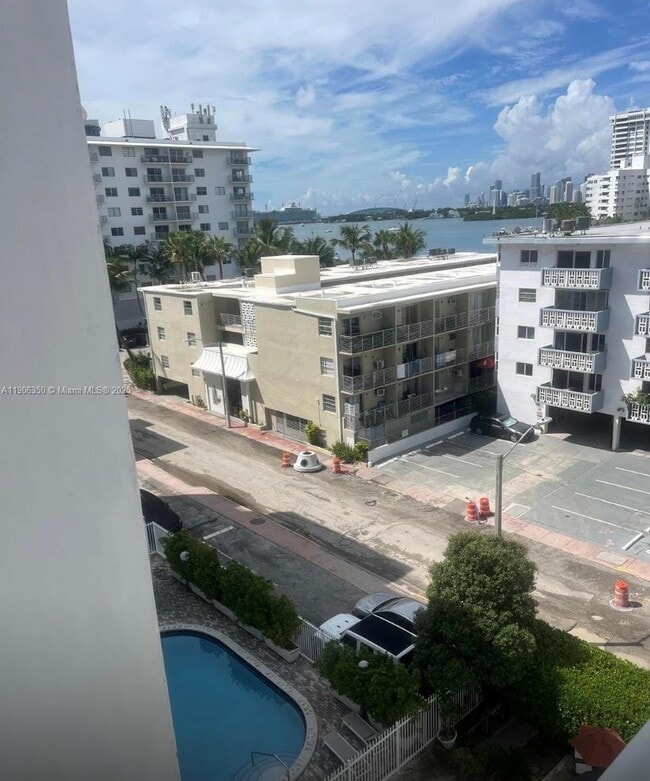 Building Photo - 1670 Bay Rd