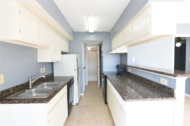 Building Photo - 2750 Holly Hall St