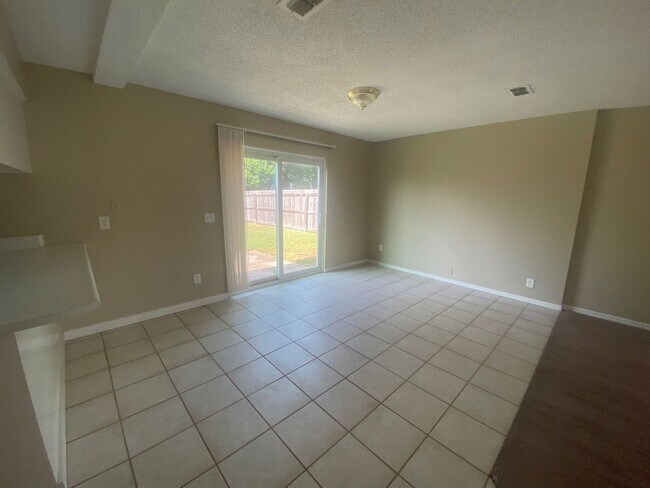Building Photo - Beautiful 2 Story Home, Centrally Located in a Quiet Neighborhood! *1/2 OFF 1st Month's Rent!*