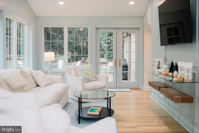 Building Photo - 2210 Boxmere Rd