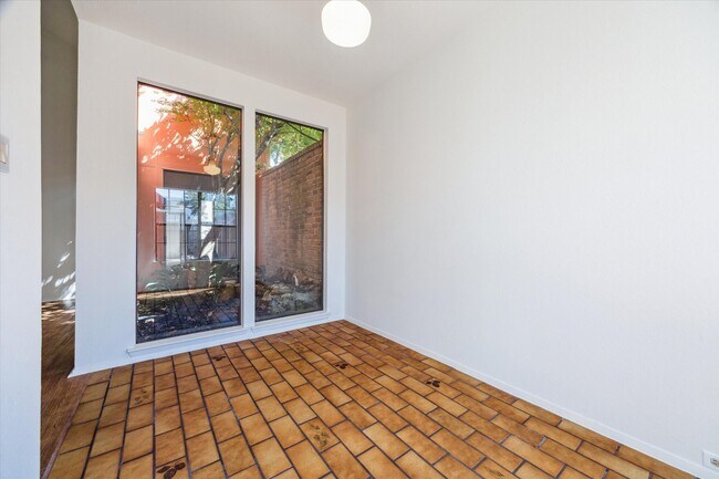 Building Photo - 2721 S Glen Haven Blvd