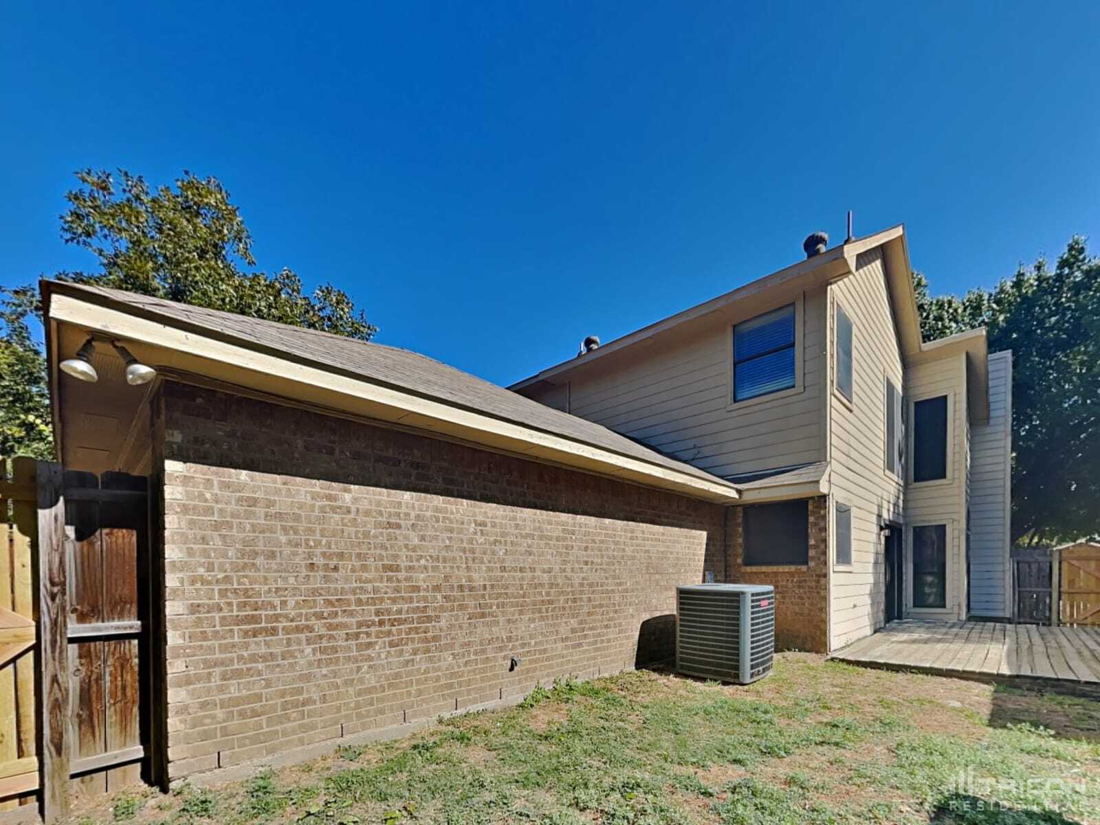 Building Photo - 561 Oxbow St