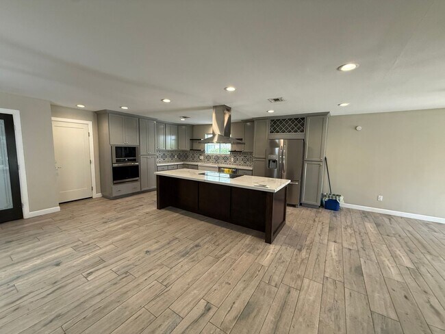 Building Photo - Luxury 4 Bedroom in Country Estates