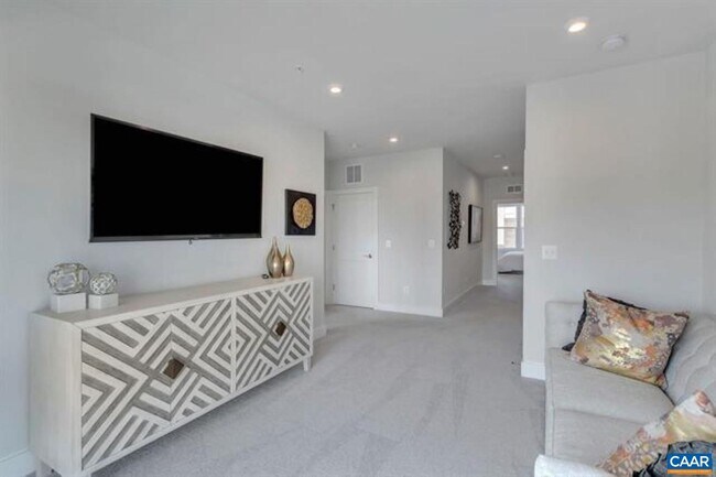 Building Photo - 828 Wesley Ln