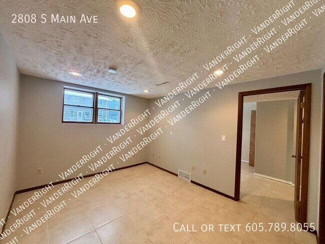 Building Photo - 2808 S Main Ave