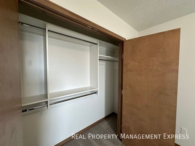 Building Photo - Modern 3 Bedroom 2.5 Bathroom Townhome