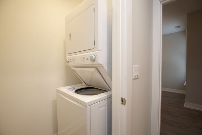 Building Photo - 1143 Maple Ave