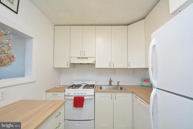 Building Photo - 4600 S Four Mile Run Dr