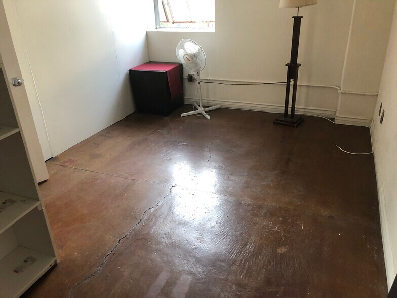 Building Photo - 312 W 5th St