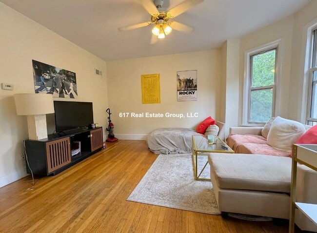 Building Photo - Large 4 bed 2 bath in a prime location in Coolidge Corner.