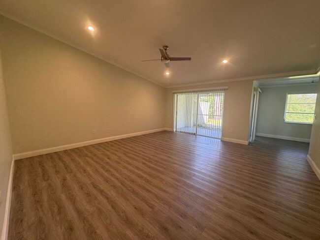 Building Photo - AVAILABLE NOW!  2 Bedroom 2 Bath Duplex with 1 Car Garage!