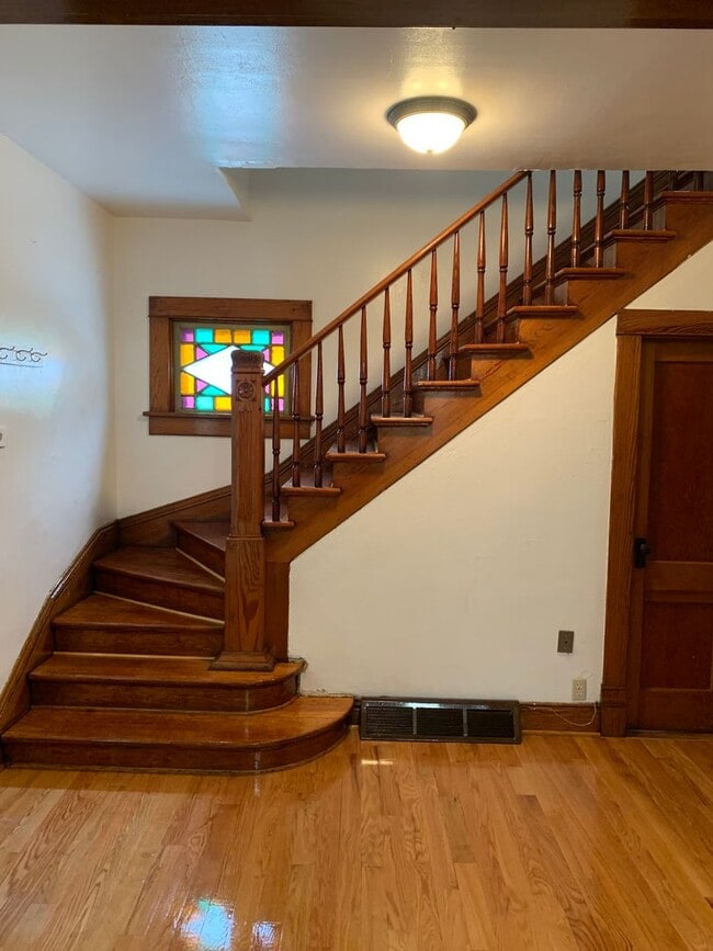 Building Photo - Large 4 bedroom, 2 bath home-Beautiful hom...