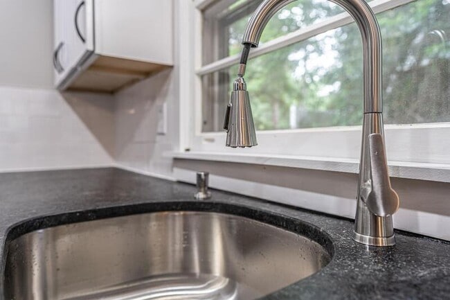 Building Photo - 440 W Maine Ave