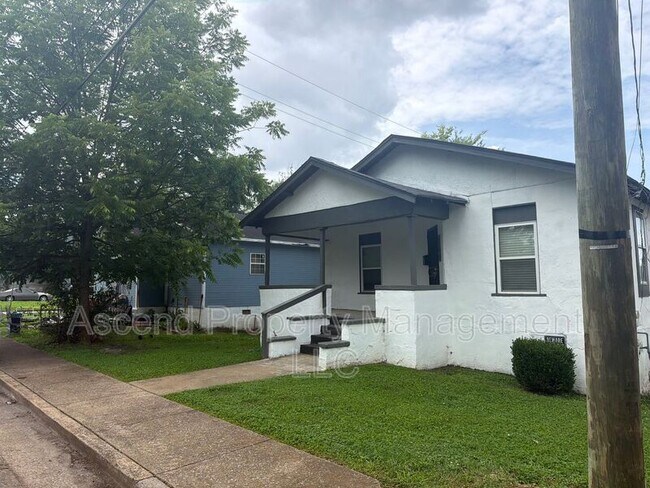 Building Photo - 557 N Willow St