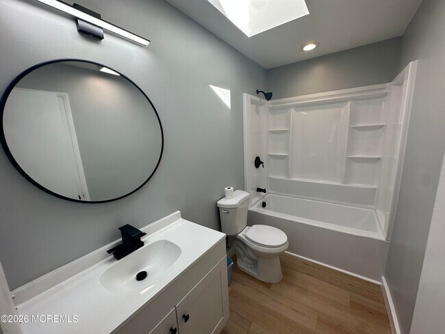 Building Photo - 10 James Hollow Dr