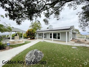Building Photo - Charming farmhouse available in rural Vist...