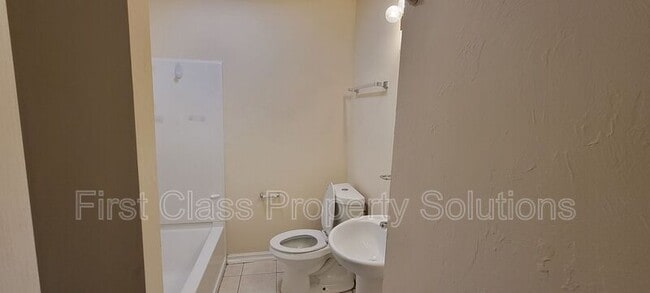Building Photo - 1130 N Gardner Ave