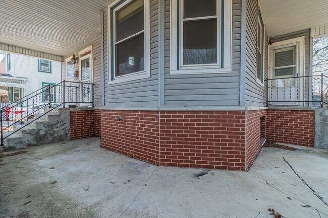 Building Photo - 311 W Green St