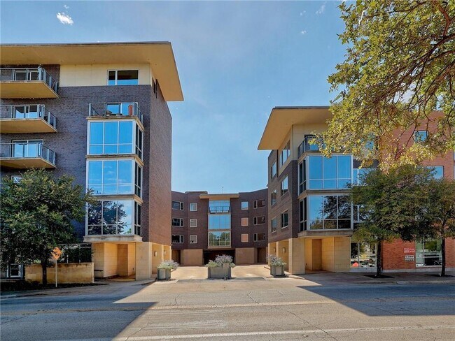 Building Photo - 901 W 9th St
