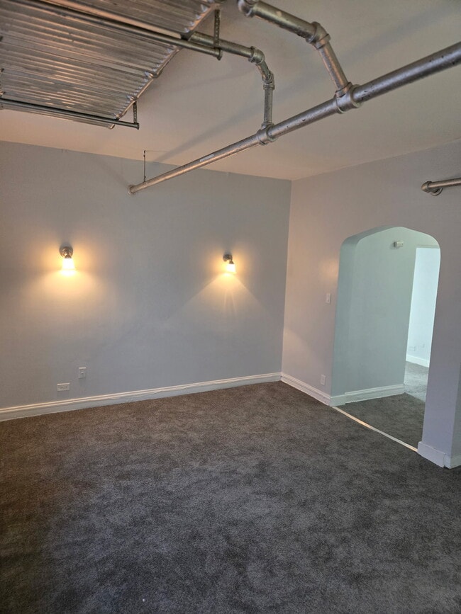 Building Photo - 8054 s Hermitage