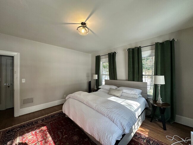 Building Photo - Fully Furnished 3 Bed 2 Bath Home