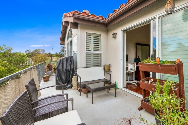 Building Photo - Beautiful Orange County Upstairs Condo! Must See!!
