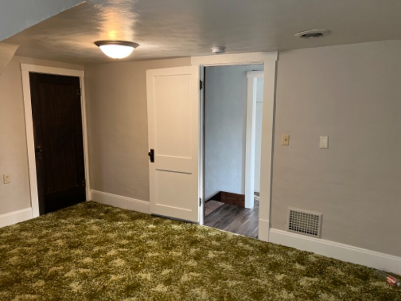 Building Photo - 208 E Front St