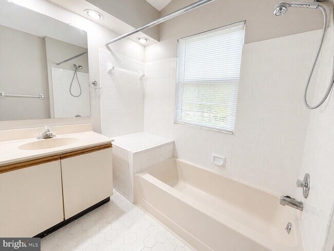 Building Photo - 982 Yachtsman Way