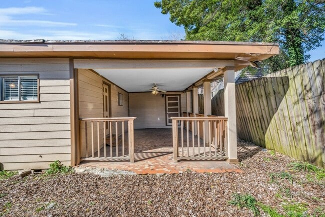 Building Photo - 2 bed/1 bath apartment