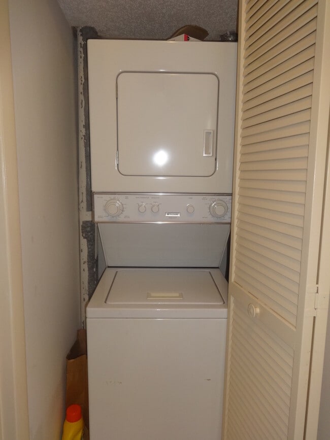 Building Photo - GREAT PRICE!  2BR/1.5 BATH - 2 month minimum rental